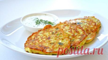 Оладьи из кабачков с сыром и чесноком 

— 1 средний кабачок 
— 1 яйцо 
— 50 гр. твердого натертого сыра 
— зубок чеснока 
— 1 ст.л. цельнозерновой муки 
— соль, перец 

1. Кабачок очистить от кожицы и натереть на крупную терку, вбить яйцо, хорошо перемешать. 
2. Добавить к кабачку натертый сыр и измельченный зубчик чеснока, посолить и поперчить по вкусу, всыпать муку, перемешать. 
3. Жарить оладьи на растительном масле (или на сухой сковородке) до румяной корочки.