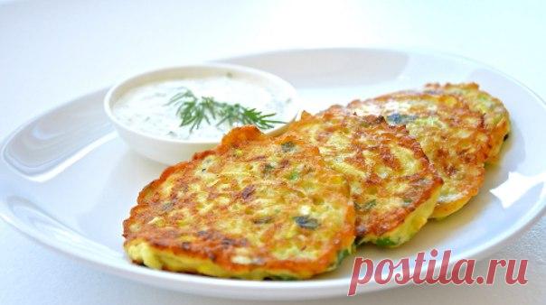 Оладьи из кабачков с сыром и чесноком 

— 1 средний кабачок 
— 1 яйцо 
— 50 гр. твердого натертого сыра 
— зубок чеснока 
— 1 ст.л. цельнозерновой муки 
— соль, перец 

1. Кабачок очистить от кожицы и натереть на крупную терку, вбить яйцо, хорошо перемешать. 
2. Добавить к кабачку натертый сыр и измельченный зубчик чеснока, посолить и поперчить по вкусу, всыпать муку, перемешать. 
3. Жарить оладьи на растительном масле (или на сухой сковородке) до румяной корочки.