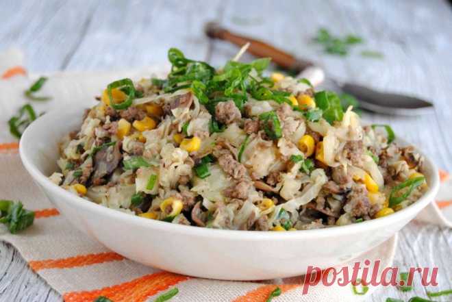 Жареная капуста с фаршем, грибами и кукурузой.
Простой рецепт ароматного жареного блюда из капусты, говяжьего фарша, шампиньонов и консервированной кукурузы.
