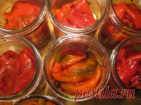 Перец обжаренный в маринаде.
Очень вкусный рецепт.
⠀
Ингредиенты и приготовление : Перец желательно разноцветный, помыть, обсушить, убрать семена. Целиком обжарить на подсолнечном масле. Сложить в стерилизованные банки, пересыпать чесноком, зеленью.
Залить рассолом.