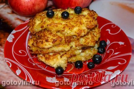 Яблочные драники. Рецепт с фото Яблочные драники - это вкусное, нежное угощение, которое просто тает во рту. Рецепт домашнего десерта прост в приготовлении, к тому же всего из нескольких яблок можно сделать целую гору драников. В принципе, можно назвать это блюдо яблочными оладьями, но в рецепте нет ни молока, ни кефира. В этом основное отличие драников из яблок от оладий.