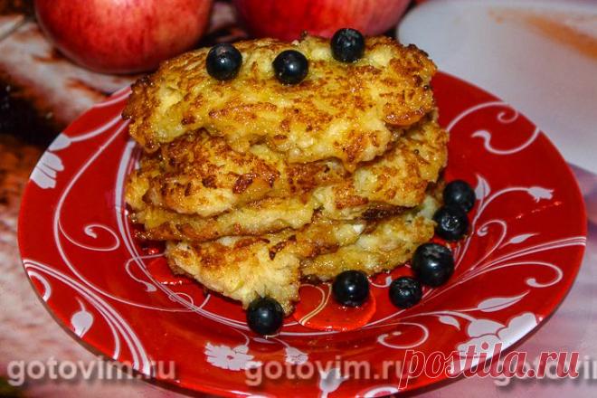 Яблочные драники. Рецепт с фото Яблочные драники - это вкусное, нежное угощение, которое просто тает во рту. Рецепт домашнего десерта прост в приготовлении, к тому же всего из нескольких яблок можно сделать целую гору драников. В принципе, можно назвать это блюдо яблочными оладьями, но в рецепте нет ни молока, ни кефира. В этом основное отличие драников из яблок от оладий.

