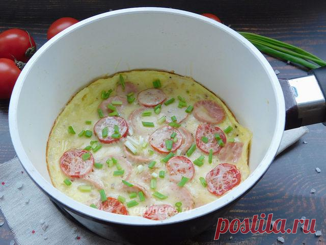 Омлет с сосисками и помидорами на сковороде рецепт с фото