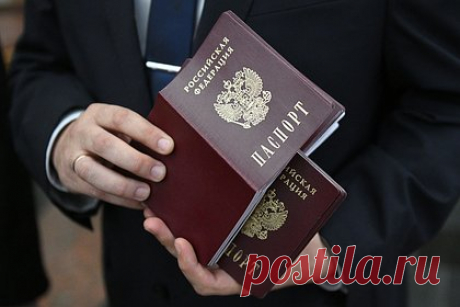 Жителям освобожденной Авдеевки выдали первые паспорта РФ. Жителям донецкой Авдеевки, освобожденной Вооруженными силами России от Вооруженных сил Украины (ВСУ), начали выдавать паспорта Российской Федерации. Об этом сообщил глава Ясиноватского муниципального округа Дмитрий Шевченко, который также поздравил получивших документ первыми жителей Авдеевки.