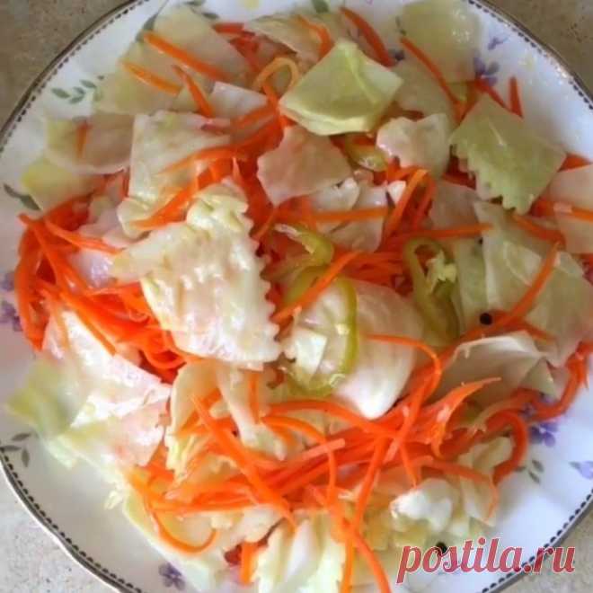 КАПУСТА ПО-КОРЕЙСКИ🥦🥕🥗Пиршество на дому! Быстро, дешево и просто. Всем любителям острых корейских салатов посвящается. Засолив капусту, не придется ждать неделю, пока она дойдет до кондиции. Употреблять ее можно через сутки! КАПУСТОЧКА получается Вкуснейшая, Пикантная, Остренькая, Хрустящая! Готовится очень быстро и легко.  
Бывают моменты, когда хочется чего-нибудь вкусненького и остренького. 
А в доме только обыкновенная белокочанная капуста. 
Если еще разыщется пару ...