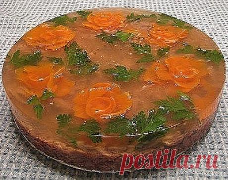 ХОЛОДЕЦ -  ДЛЯ НОВОГОДНЕГО СТОЛА ВЕНЕЦ! 8 РЕЦЕПТОВ!
 РЕЦЕПТ 1 

Холодец смешанный - говядина (лытки и кусочки мяса) и свинина (кусочки мяса на косточках, ушки, ножки, части головы). 
Кусочки мяса кладу в очень большую кастрюлю. Наливаю воду и добавляю совсем немного соли. Даю закипеть, снимаю пену 2-3 раза.
Когда начинает хорошо кипеть добавляю туда лук репчатый, морковь очищенную и порезанную на кусочки, зубчики чеснока - много, прямо зубков 8-10, смотря какая кастрюля. П...