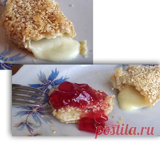 Жареный сыр камамбер в кунжуте с брусничным вареньем