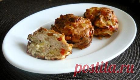 Куриные кексы: белковая вкуснятина! 
на 100грамм - 145.33 ккалБ/Ж/У - 21.29/4.73/4.46 

Ингредиенты: 
2 куриных грудки 
2 яйца 
1 ст. натертого нежирного сыра 
1/2 ст. обезжиренного молока 
1/2 ст. отрубей 
Зелень по вкусу 
Соль, специи по вкусу 

Приготовление: 
1. Куриную грудку отварить, остудить, нарезать на небольшие кусочки. 
2. Смешать яйца, сыр, молоко, отруби. 
3. Добавить в яично-молочную смесь зелень. Хорошо перемешать. Посолить, поперчить, добавить специи. 
4. ...