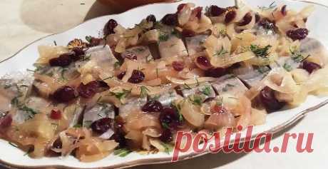 Сельдь с карамельным луком и клюквой
