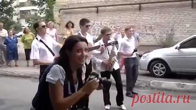 Очень забавный танец жениха!