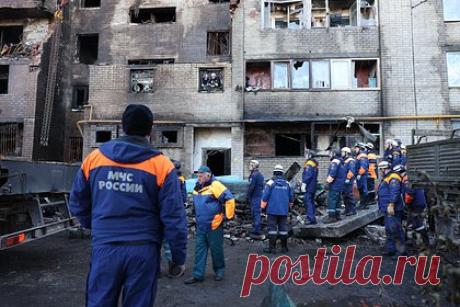 При падении Су-34 в Ейске погибла семья из семи человек. Семеро погибших при падении самолета Су-34 однофамильцев в Ейске оказались членами одной семьи. Об этом сообщает ТАСС со ссылкой на неназванного представителя городской администрации. По сообщению собеседника агентства, похороны погибшей семьи пройдут в четверг 20 октября.