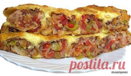 Обжарить фарш с луком. 
 выложить на тонкий лаваш , 
зелень, кружочки помидоров   
3.Лаваш туго свернуть рулетом и уложить в форму, смазанную маслом и слегка присыпанную сухарями. плотненько друг к другу . 
 заливка: 
  3 яйца 
2/3 стакана сметаны 
1/3 стакана майонеза 
Соль, перец и др. специи по вкусу 
   Заливаем подготовленные рулеты. 
Можно посыпать тертым сыром и в духовку до зарумянивания.