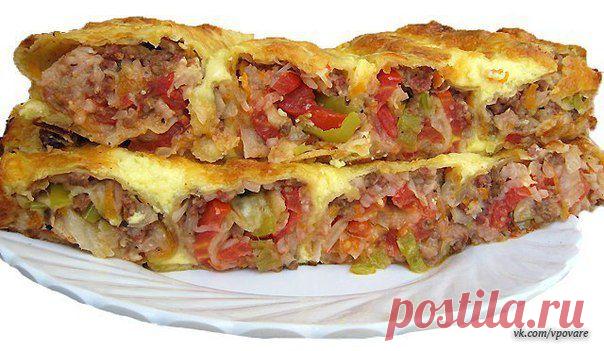 Обжарить фарш с луком. 
 выложить на тонкий лаваш , 
зелень, кружочки помидоров   
3.Лаваш туго свернуть рулетом и уложить в форму, смазанную маслом и слегка присыпанную сухарями. плотненько друг к другу . 
 заливка: 
  3 яйца 
2/3 стакана сметаны 
1/3 стакана майонеза 
Соль, перец и др. специи по вкусу 
   Заливаем подготовленные рулеты. 
Можно посыпать тертым сыром и в духовку до зарумянивания.