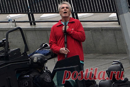 Полиция задержала мужчину с дробовиком у штаб-квартиры ООН. В США полиция задержала мужчину, вооруженного дробовиком, у штаб-квартиры ООН в Нью-Йорке. По словам представителя полицейского управления города инцидент у здания организации не был связан с терроризмом. Сотрудники, вступившие в переговоры с мужчиной, установили, что он хотел передать в ООН документы.