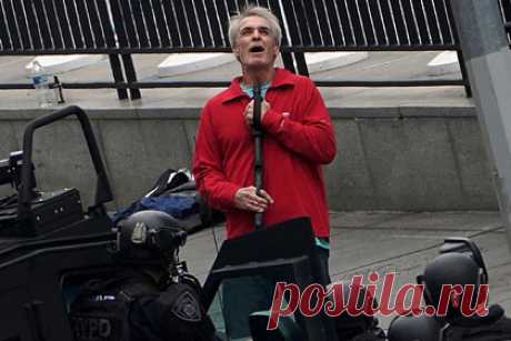 Полиция задержала мужчину с дробовиком у штаб-квартиры ООН. В США полиция задержала мужчину, вооруженного дробовиком, у штаб-квартиры ООН в Нью-Йорке. По словам представителя полицейского управления города инцидент у здания организации не был связан с терроризмом. Сотрудники, вступившие в переговоры с мужчиной, установили, что он хотел передать в ООН документы.