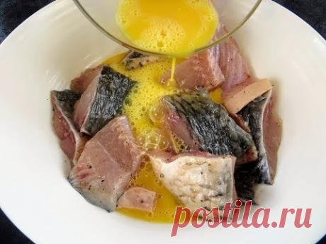 Сначала заливаем рыбу яйцами, а потом соусом / Закуска из жареной рыбы