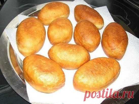 Очень вкусные и пышные пирожки к завтраку. Готовятся быстро! 
Их можно делать с капустой,яйцами и луком,с мясом и т.д.,
-1пачка сухих дрожжей;
1-яйцо;
1ст-воды;
примерно 3стакана муки;
2 ст.л_растительного масла;
соль и сахар-по 1 ч.л.(давать тесту подходить не надо,лепить сразу,т.к они растут прямо в сковороде). 
Жарить на сковороде,чтоб масло покрывало пирожки до половины.
Приятного аппетита)))
