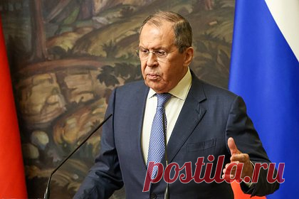 МИД России подвел итог саммита «Большой семерки» в Японии. Главным итогом встречи «Большой семерки» (G7) в Хиросиме стал набор заявлений с «одиозными пассажами антироссийского и антикитайского характера». Таким образом оценили в МИД России прошедший в японском городе саммит. В ведомстве отметили, что при этом члены G7 «не стесняются заигрывать» с «незападными» странами.