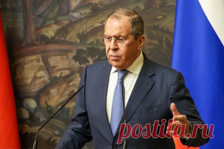 МИД России подвел итог саммита «Большой семерки» в Японии. Главным итогом встречи «Большой семерки» (G7) в Хиросиме стал набор заявлений с «одиозными пассажами антироссийского и антикитайского характера». Таким образом оценили в МИД России прошедший в японском городе саммит. В ведомстве отметили, что при этом члены G7 «не стесняются заигрывать» с «незападными» странами.