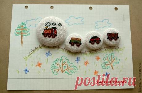 Магнитный поезд (или как украсить магнит вышивкой) Магниты, декорированные вышивкой имеют два преимущества: рисунок может быть любым (детский, еда, алфавит и т.д. в зависимости от творческой задачи) и, в случае загрязнения, их можно почистить мыльной водой. Чтобы сделать такой магнитный поезд вам понадобятся: мини вышивка паровоза и вагонов, магниты диаметром 30 мм 3 шт. и 50 мм 1 шт. с канавкой на тыльной стороне, клей момент прозрачный&hellip;