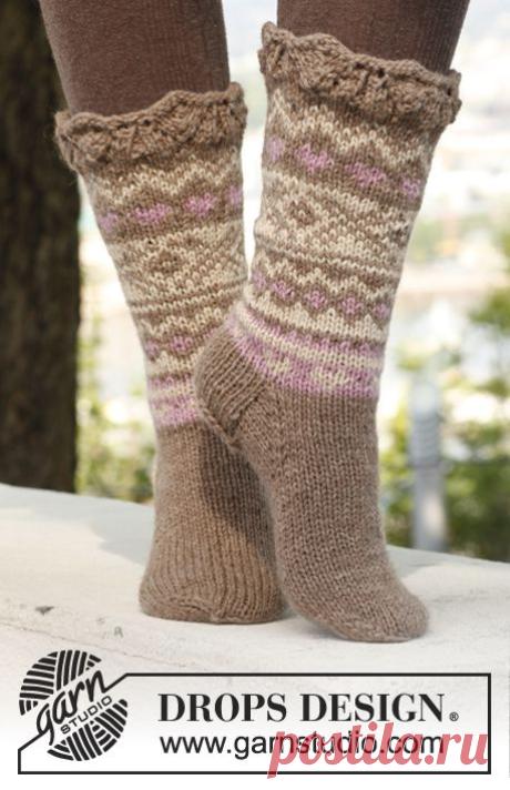 Knitted DROPS socks with pattern in "Nepal". ~ DROPS Design
