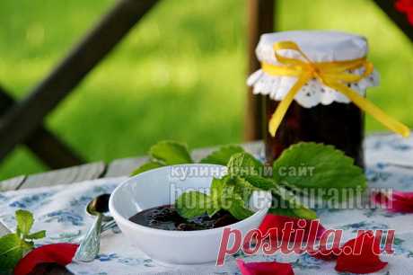 Варенье из клубники с лепестками роз