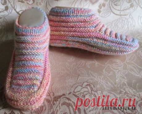 Тапочки в рубчик
На спицы №3 набираю 59 петель.Вяжу полой резинкой 1на1. 
Далее вяжу рисунком. беру нить другого цвета. 
1ряд-3лиц,1п снять нить за работой. 
2ряд-1п снять нить перед работой. 3лиц. 
3ряд- нить основного цвета-1лиц. 1снять нить за работой, 3лиц и т д. 
4ряд-3лиц, 1снять нить перед работой. 
Вяжем так на желаемую высоту и делим вязание на 3 части ( 23-13-23) и дальше вяжем только средние 13 петель платочной вязкой на нужную вам длину.(до мизинца) Это мысик....