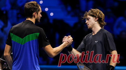 До слёз: Медведев победил Рублёва на старте Итогового турнира ATP. Даниил Медведев взял верх над Андреем Рублёвым в стартовом матче группового этапа Итогового турнира ATP. Если в первом сете фавориту пришлось приложить максимум усилий и отыграть семь брейк-поинтов на своей подаче, то во втором он выглядел сильнее соотечественника и дважды взял его подачу. При этом за матч он десять раз подал навылет и совершил лишь шесть невынужденных ошибок. Тем самым довёл близкого друга в одном из перерывов…