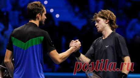 До слёз: Медведев победил Рублёва на старте Итогового турнира ATP. Даниил Медведев взял верх над Андреем Рублёвым в стартовом матче группового этапа Итогового турнира ATP. Если в первом сете фавориту пришлось приложить максимум усилий и отыграть семь брейк-поинтов на своей подаче, то во втором он выглядел сильнее соотечественника и дважды взял его подачу. При этом за матч он десять раз подал навылет и совершил лишь шесть невынужденных ошибок. Тем самым довёл близкого друга в одном из перерывов…
