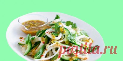15 простых и очень вкусных салатов с кальмарами Настя Радужная, Дарья Родионова. 18 декабря 2020. Идеальные сочетания со свежими и маринованными огурцами, сыром, корейской морковью или грибами. Кальмары — сытный, но при этом диетический продукт: на 100 г приходится целых 18 г белка и всего 110 ккал. О том, как легко чистить и правильно отваривать кальмаров, читайте здесь. А вот какие салаты можно сделать с уже готовым отварным, копчёным или консервированным моллюском. 1. С...