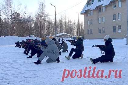 В российском регионе чиновницам дали в руки автоматы с одной целью. В Ханты-Мансийском автономном округе чиновникам, в том числе женщинам, выдали автоматы и провели с ними занятие по обращению с оружием. В департаменте государственной гражданской службы пояснили, что такие занятия с сотрудниками проводятся для «формирования командного духа».