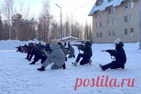 В российском регионе чиновницам дали в руки автоматы с одной целью. В Ханты-Мансийском автономном округе чиновникам, в том числе женщинам, выдали автоматы и провели с ними занятие по обращению с оружием. В департаменте государственной гражданской службы пояснили, что такие занятия с сотрудниками проводятся для «формирования командного духа».