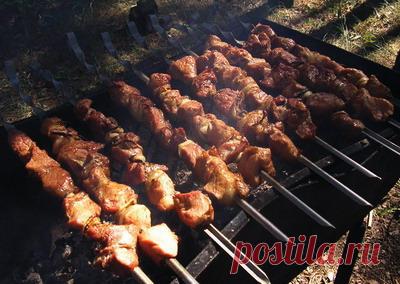 Шашлык из свинины на Вкусном Блоге Продолжаем нашу шашлычно-барбекюшную тему 🙂 Сегодня я публикую рецепт шашлыка из свиной шеи в уксусном маринаде. Это самый любимый и наиболее часто исполняемый рецепт шашлыка в нашей семье. Причем исполняется он дуэтом – я подготавливаю и мариную мясо, а муж колдует над мангалом (это дело он не доверяет никому). Пока…