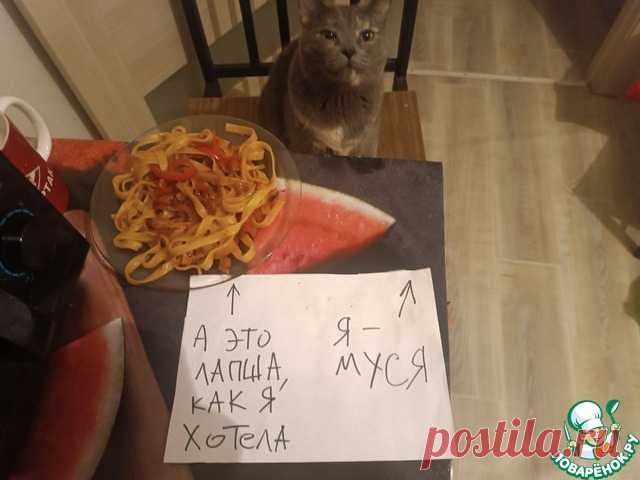 Яичная лапша с кальмаром и овощами. Подсела у меня кошка на японскую культуру. Заставила меня готовить лапшу в азиатском стиле. Вот мы и начали готовить :)
 Вместо удона я купил широкую яичную лапшу.