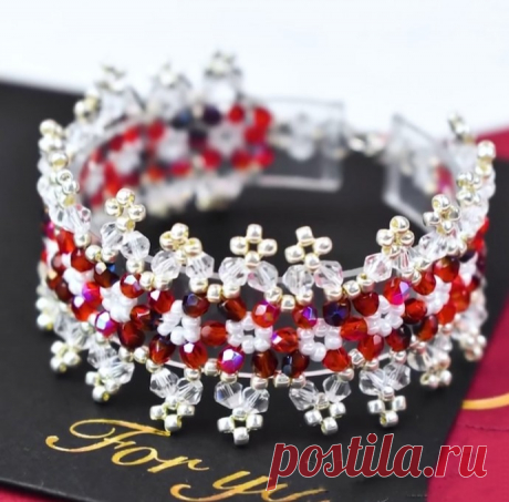 Ажурный браслет из бисера и биконуса Ажурный браслет из бисера и биконусаОн порадует своими красками среди серой дождливой осени.