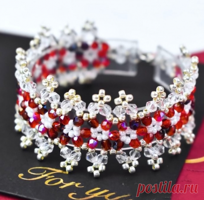 Ажурный браслет из бисера и биконуса Ажурный браслет из бисера и биконусаОн порадует своими красками среди серой дождливой осени.