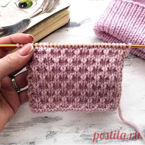 Плотный, рельефный, простой и красивый узор спицами .

Этот узор идеально подойдет для вязания шапок, рукавиц, свитеров, кардиганов

Описание вязания узора поворотными рядами:
Показать полностью...