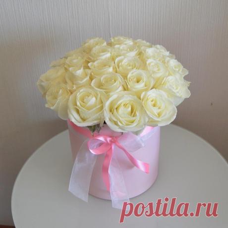 Белые розы в коробке купить с доставкой. Цветы в коробках.