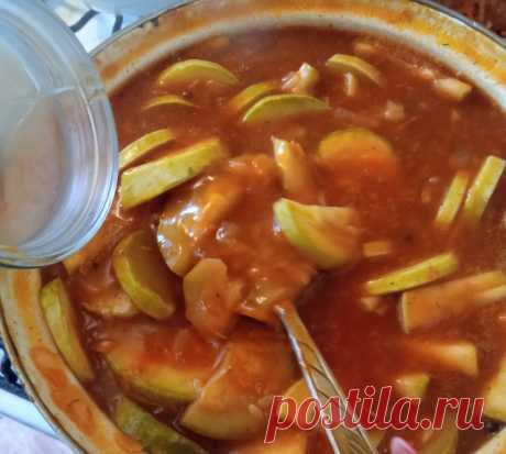 Кабачки в томатном соусе. По совету мамы готовлю вкуснейшую закуску на зиму...опыт берет свое.  Кабачки - 1,5 кг потереть на терке, добавить 1 ст. л. соли, 1 ч.л. сахара и 1 ст.л уксуса. Все перемешать. Оставляем на 10 минут. Затем добавляем 1 стакан растительного масла и 2 ст. л томатной пасты. Тушим 40 минут, добавляем 100 г чеснока, мелко порезанного, 3 ст.л сахара, 2 ст. ложки уксуса, 2 ч.ложки соли, 5 ст. ложек растительного масла, по желанию можно добавить лук, морковь, зелень. Варим еще…