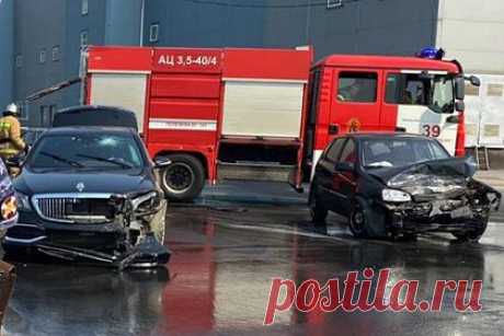 Maybach с приехавшим на ПМЭФ инвестором попал в ДТП в Петербурге. В Санкт-Петербурге произошло ДТП с участием авто приехавшего на ПМЭФ-2023 инвестора. Авария произошла недалеко от места проведения экономического форума — на перекрестке Быковской и Толмачевской улиц. По данным Mash, черный Maybach предпринимателя из Москвы столкнулся с автомобилем Lada.