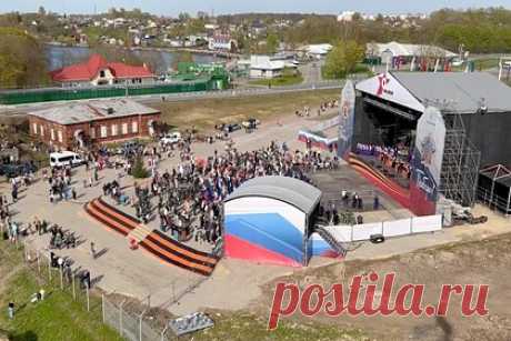 Концерт в честь Дня Победы в Ивангороде смогли увидеть в Эстонии. Праздничный концерт в День Победы в пограничном Ивангороде Ленинградской области организовали так, что его смогли увидеть в Эстонии. Отмечается, что за выступлением артистов на мероприятии смогли наблюдать зрители по двум берегам реки Нарвы, по которой проходит граница с Эстонской Республикой.