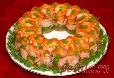 Красивое заливное из семги и креветок