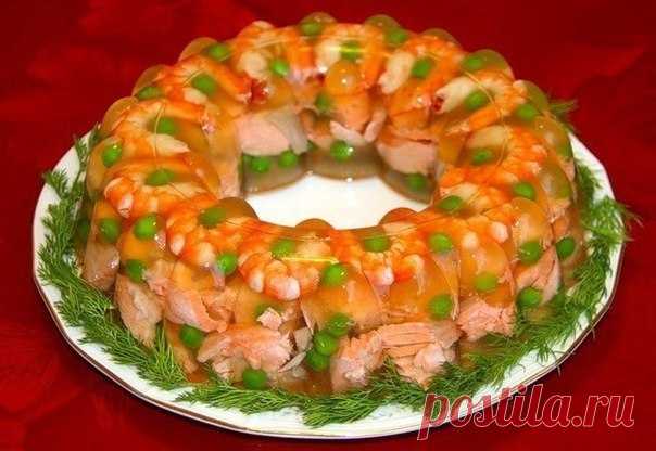 Красивое заливное из семги и креветок