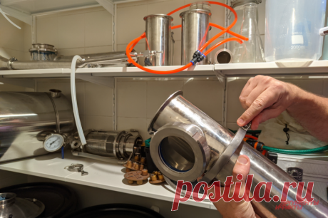 «Узнают — зарежут». Как русские гонят алкоголь в суровой исламской стране. В попытках «нормально посидеть и выпить» наши люди идут на кучу ухищрений. Используют сок из пакетов, делают ром из мармелада, заказывают в Интернете самогонные аппараты по частям для конспирации — и очень сильно рискуют...