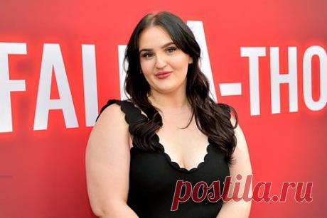 Визажистка с накладными ресницами в рекламе туши стала причиной скандала в сети. Визажистка Микайла Ногейра из Канады стала причиной скандала в сети. Так, девушка опубликовала видеообзор на тушь Telescopic Life бренда L’Oreal Paris. В начале ролика юзерша предстала перед камерой с макияжем. Однако, подписчики обвинили инфлюэнсершу в обмане, поскольку ресницы оказались накладными.