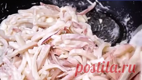 Тушёные кальмары в сметане