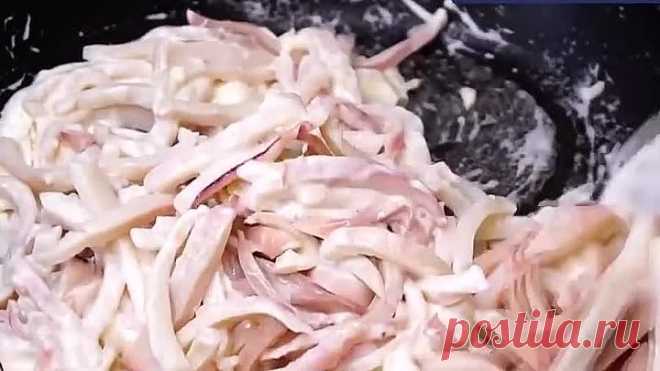 Тушёные кальмары в сметане