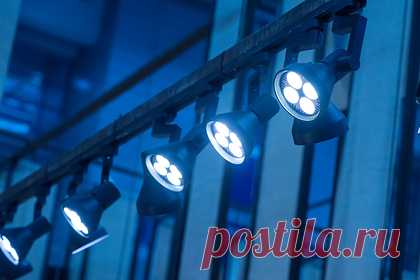 Художники представят световые инсталляции на фестивале в Екатеринбурге. Художники из Пермского края и Свердловской области представят свои инсталляции на фестивале светового искусства «Не темно» в Екатеринбурге. Арт-объекты появятся 18 декабря на улице Ленина и в парке Маяковского. Одной из самых технически сложных в исполнении работ станет полусфера, показывающая основные свойства света.