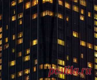 Из какого окна наблюдает незнакомец? Предлагаем немного поиграть, отвлечься от работы. Ставим задачу: найдите в окне незнакомца, который за вами наблюдает.
Непросто, но интересно! Даем маленькую подсказку: разделите картинку на левую и п...