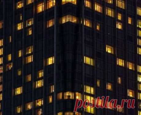 Из какого окна наблюдает незнакомец? Предлагаем немного поиграть, отвлечься от работы. Ставим задачу: найдите в окне незнакомца, который за вами наблюдает.
Непросто, но интересно! Даем маленькую подсказку: разделите картинку на левую и п...